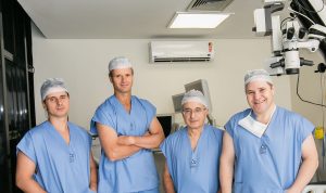 médicos do coa se preparando para cirurgia oftalmológica