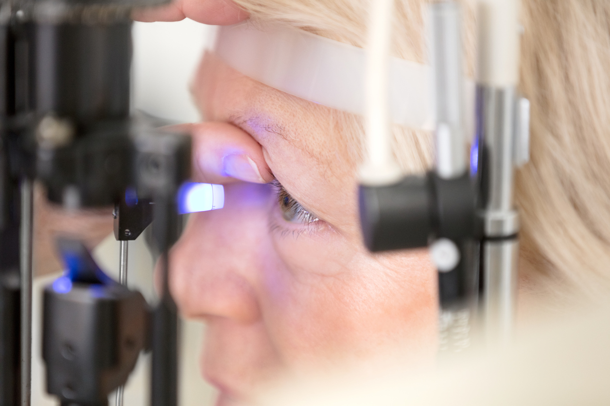 exame de fundo de olho para detectar doenças que se manifestam pelos olhos