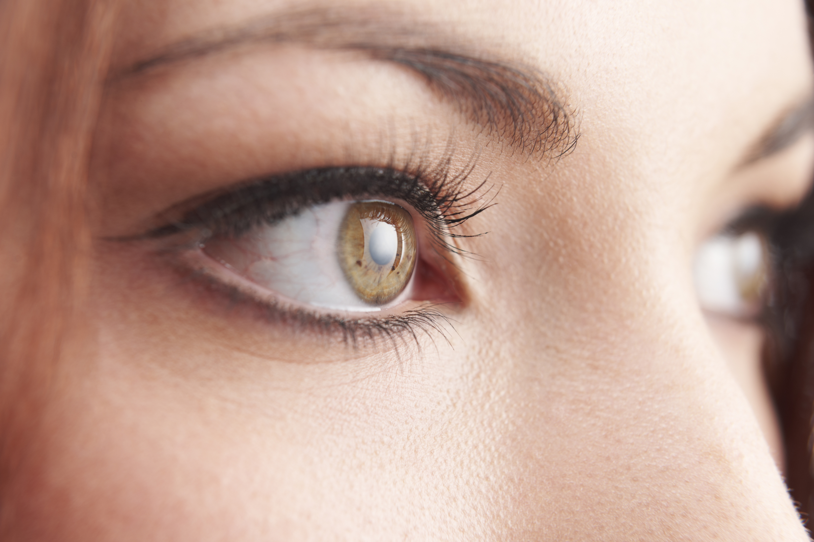 olhos de mulher com cílios postiços