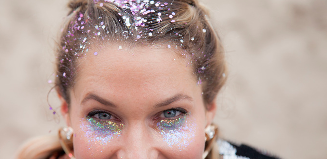 saúde dos olhos com olho cheio de glitter em maquiagem carnavalesca