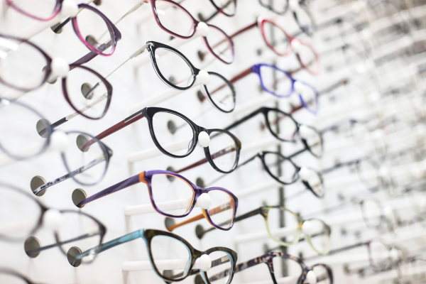 vitrine de loja expõe modelos de óculos de grau