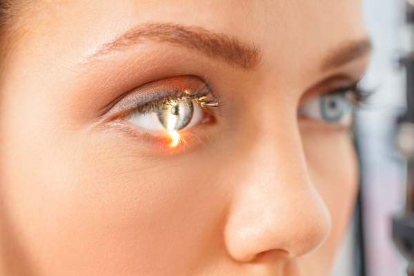 olho de mulher em exame ilustra artigo sobre anel intraestromal