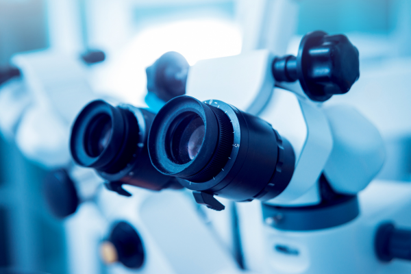 aparelho de exame oftalmológico ilustra artigo sobre o impacto da inteligência artificial sobre os diagnósticos oculares