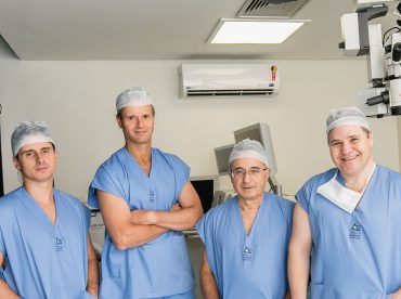 médicos do coa se preparando para cirurgia oftalmológica