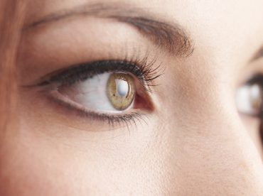 olhos de mulher com cílios postiços