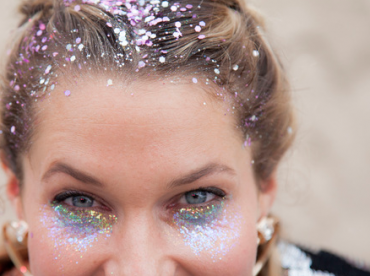 saúde dos olhos com olho cheio de glitter em maquiagem carnavalesca