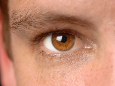 olho castanho de homem em foco para falar sobre câncer ocular ou câncer nos olhos