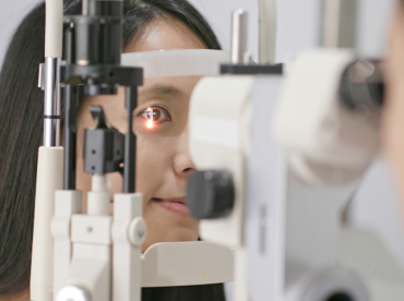 mulher se submete a exame de vista para ilustrar artigo sobre importância do check-up ocular
