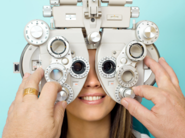 mulher caucasiana se submete a exames oftalmológicos de rotina