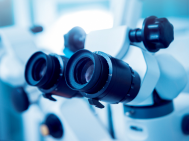 aparelho de exame oftalmológico ilustra artigo sobre o impacto da inteligência artificial sobre os diagnósticos oculares